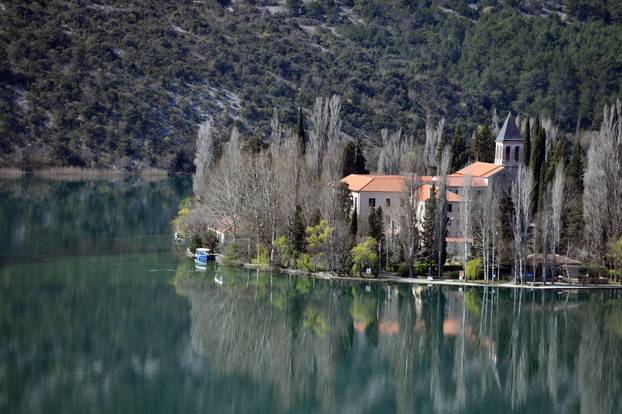 Miljevci: Otok Visovac u istoimenom jezeru spada u najvažnije prirodne i kulturne vrijednosti