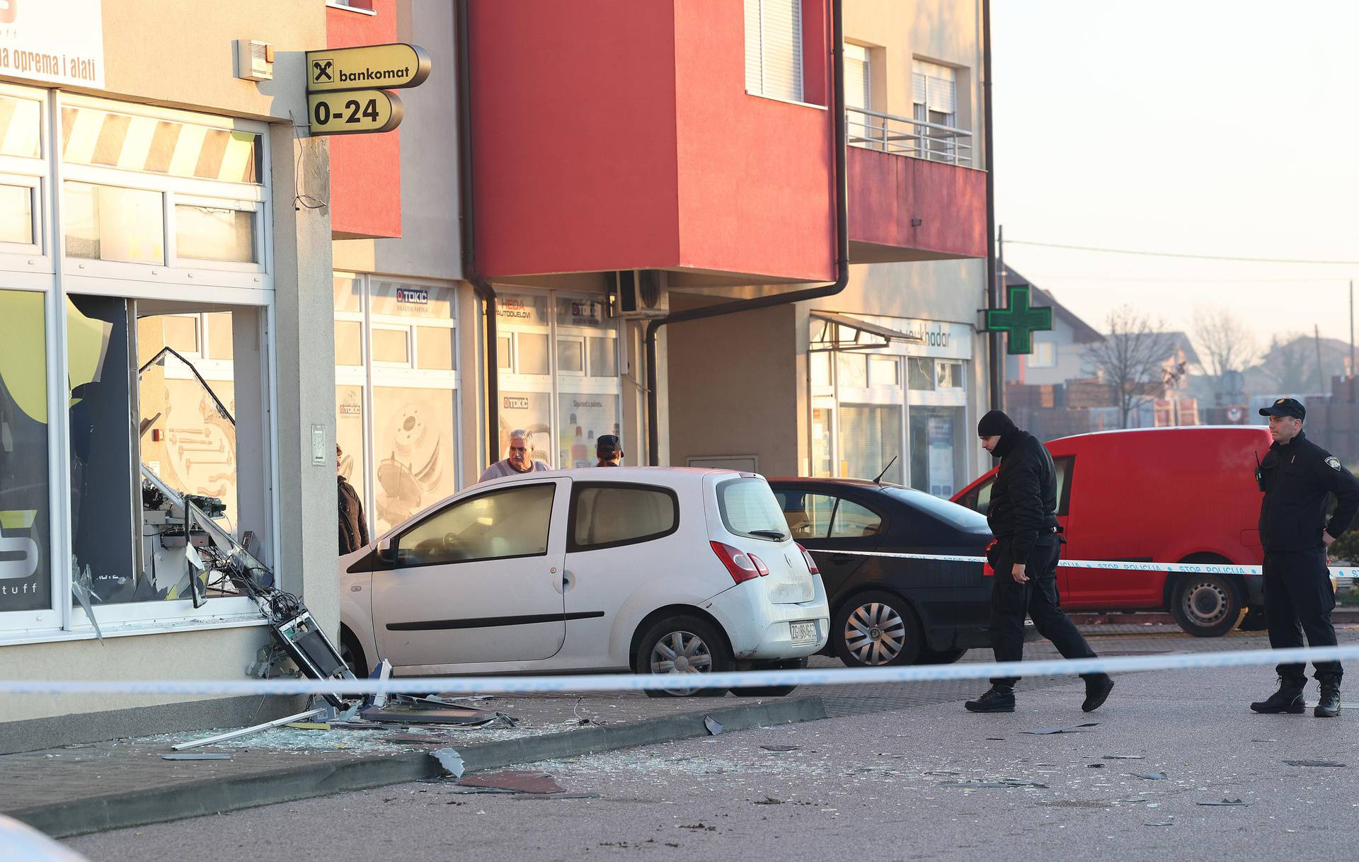 Bankomat u Klinča Selima su raznijeli smjesom plina,  izlog i fasada oštećeni su u eksploziji