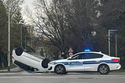 FOTO Auto zavr&scaron;io na krovu u Zagrebu, dvoje ljudi u bolnici