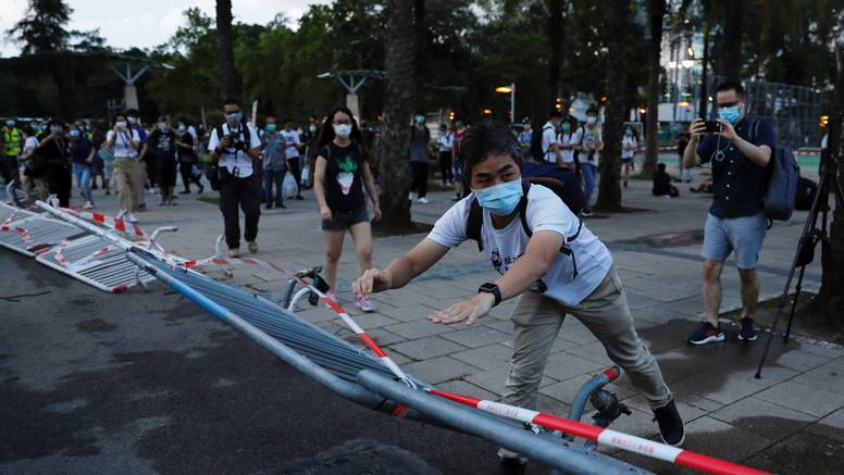 Policija je papar sprejem tjerala prosvjednike u Hong Kongu