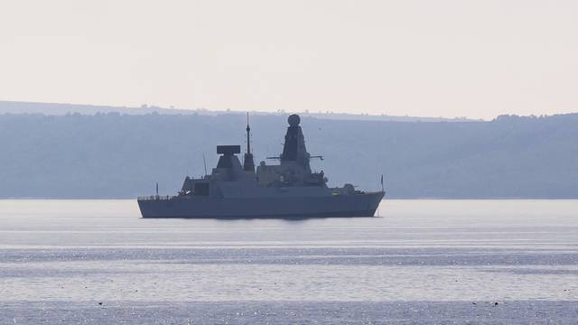 Britanski ratni brod HMS Defender usidren ispred Splita