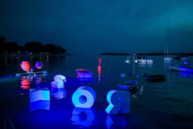 Fažana: Riva pretvorena u galeriju umjetničkih instalacija posvećenih plavetnilu mora