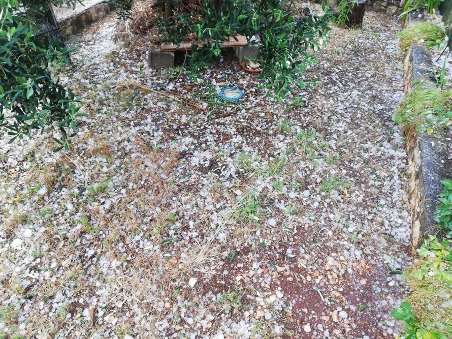 FOTO Jako nevrijeme pogodilo Dalmaciju: Potop u Splitu, na Čiovu pada tuča veličine oraha