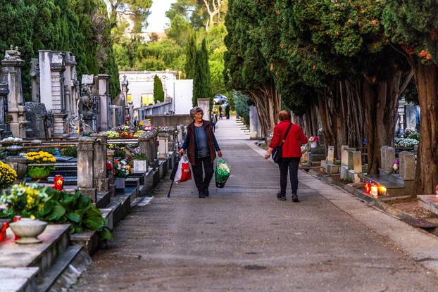 Pula: Obilazak grobova noću uoči blagdana Svih svetih