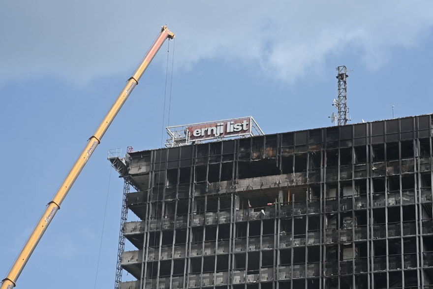 Uklanjanje natpisa Večernji list sa zgrade Vjesnika