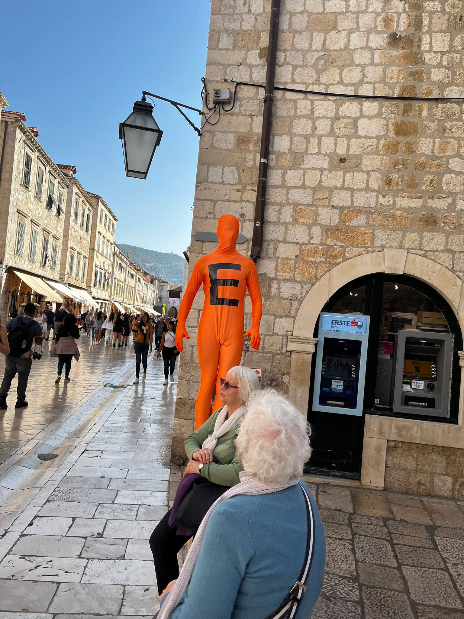 Što se događa u Dubrovniku? Tko su narančaste siluete koje su prošetale gradom?