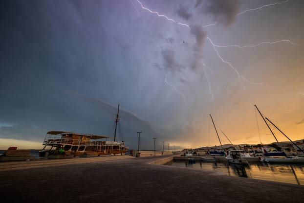 Kašel Stari: Olujni oblaci na nebu tijekom zalaska sunce