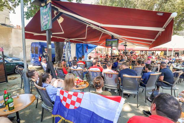 Pula: Hrvatski navijači po kafićima gledaju utakmicu Hrvatska - Engleska