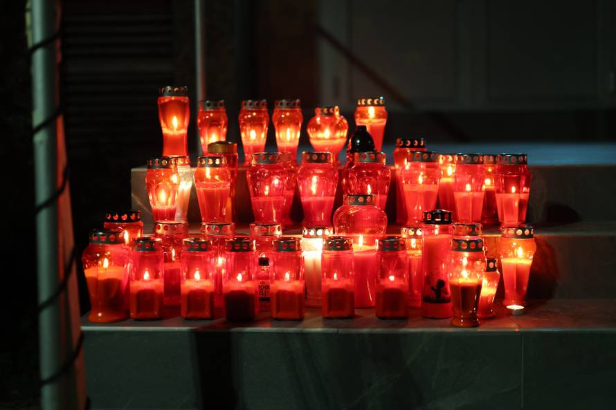 Zagreb: Ljudi pale lampaše ispred zgrade u kojoj je živio Goran Bare