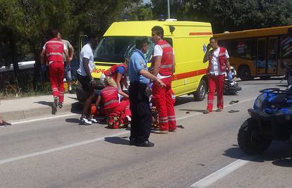 Nesreća kod skretanja za Zrće: Motorist udario u Hitnu pomoć