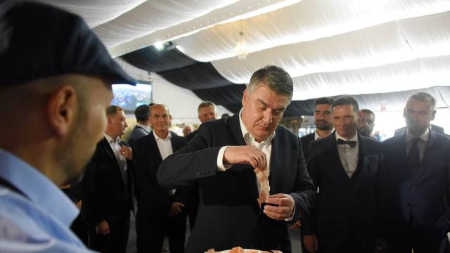 Tinjan: Otvoren je Međunarodni sajam pršuta na kojem je bio i predsjednik Milanovic