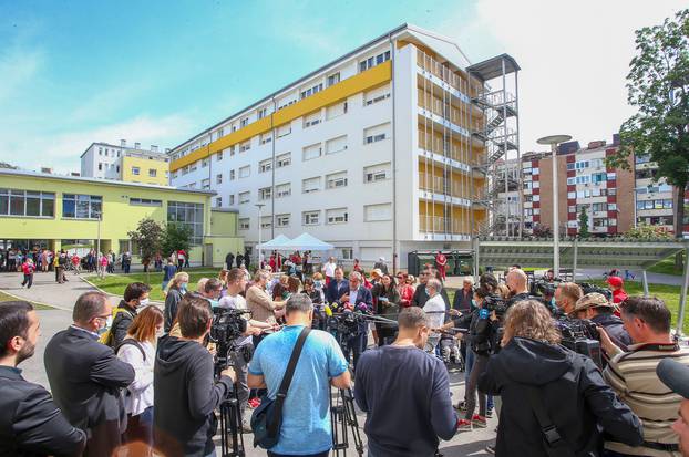 Zagreb: Gradonačelnik Bandić i japanska veleposlanica Misako Kaji uručili donacije