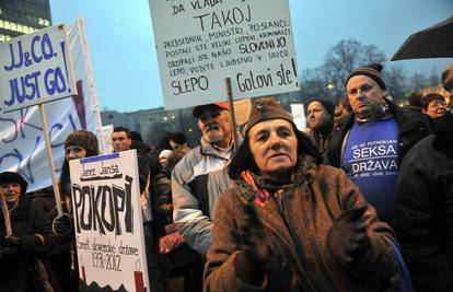 Slovenci opet prosvjeduju: S metlama došli 'pomesti' vlast