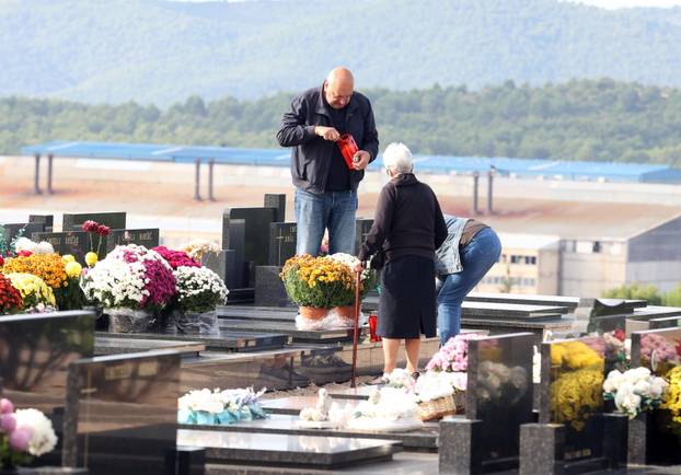 Šibenik: Na blagdan Svih svetih gra?ani posje?uju grobove svojih najmilijih