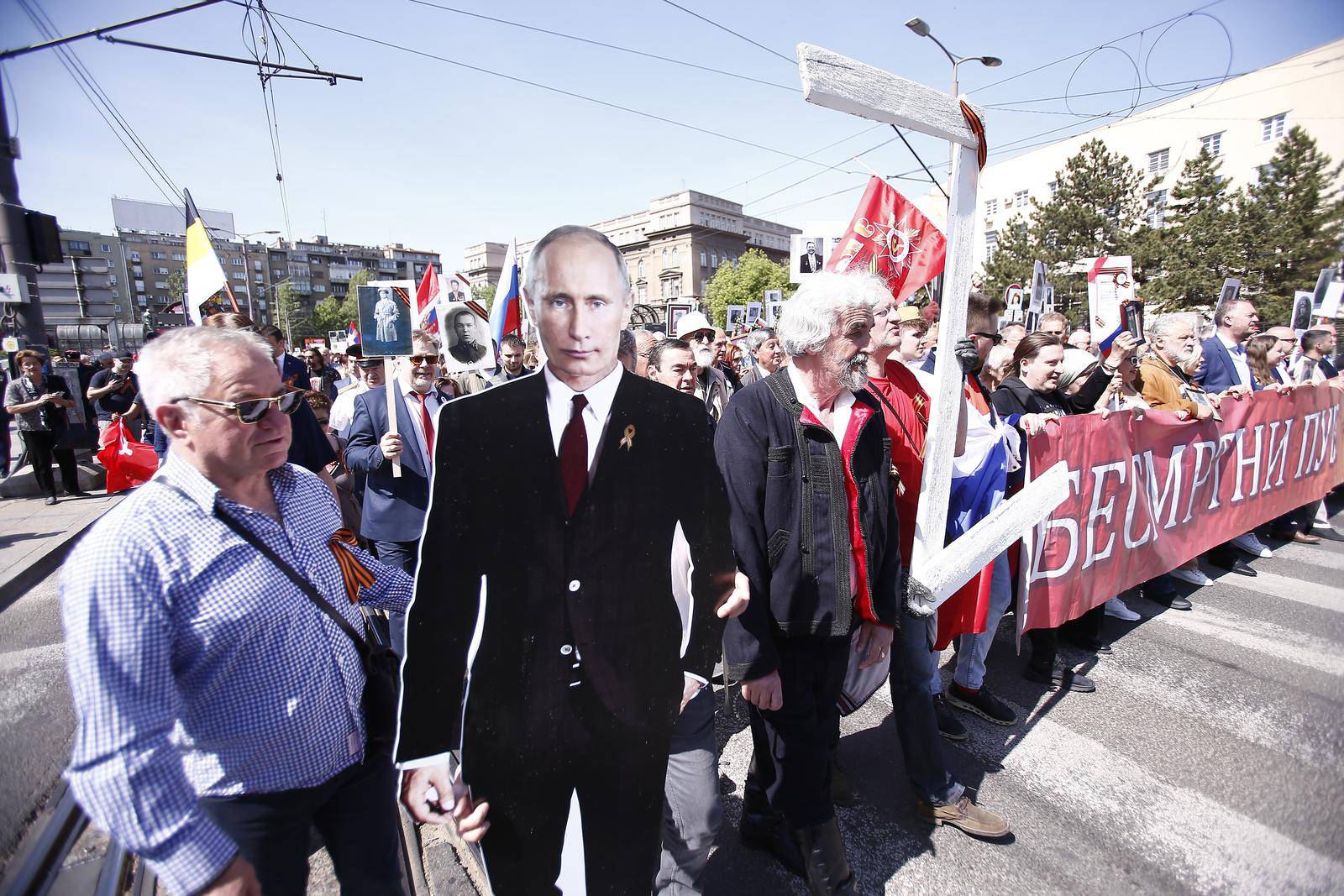 Srbija: Sudionici manifestacije Besmrtni puk u organizaciji Ruskog veleposlanstva u Beogradu prošetali gradom