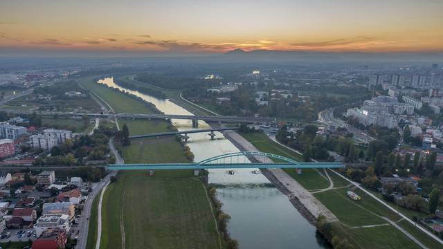Zagreb: Pogled iz zraka tijekom noći na Hendrixov, Savski i Jadranski most
