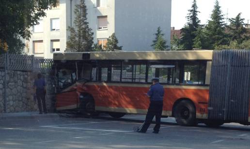 Vozač gradskog busa nije povukao ručnu i zabio se u zid