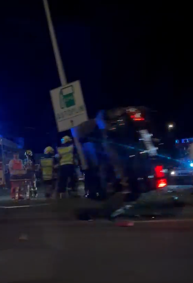 FOTO UŽASA Smrskani BMW na stupu, razbijeni Audi. Izvlačili ženu, muškarac visio s auta