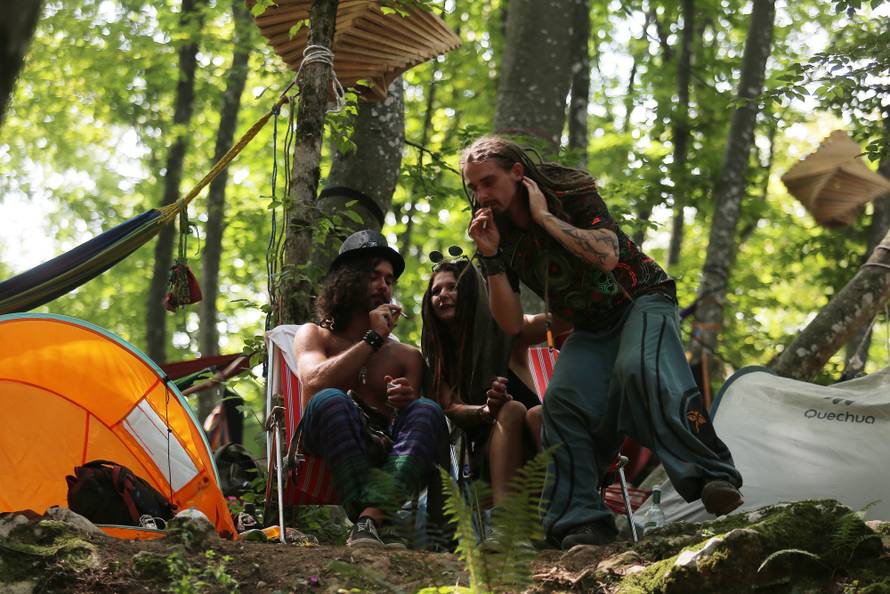 Gole grudi i psihodelija: Počeo Momento Demento na Mrežnici