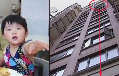 Curica pala s 11. kata zgrade, ulovila je žena koja je prolazila