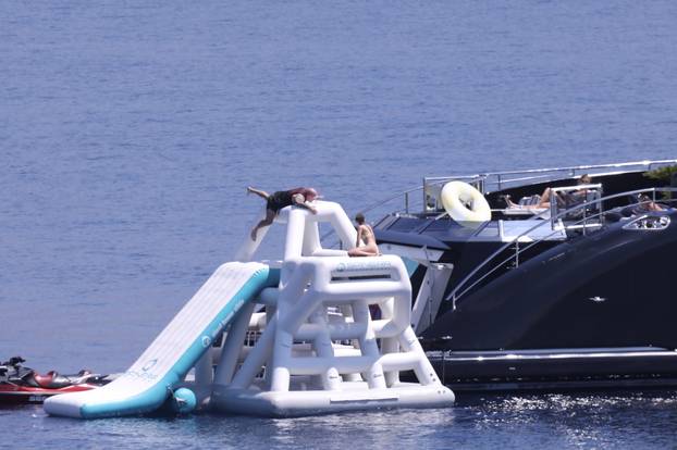 Obiteljski odmor slavnog podcastera na Braču: Joe Rogan uživa na superjahti, kupa se i skače u more