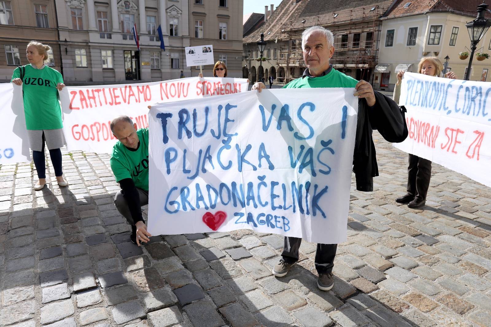 Zagreb: Performans "Hrvatska (EU) smetliÅ¡te za generacije" ispred Vlade RH