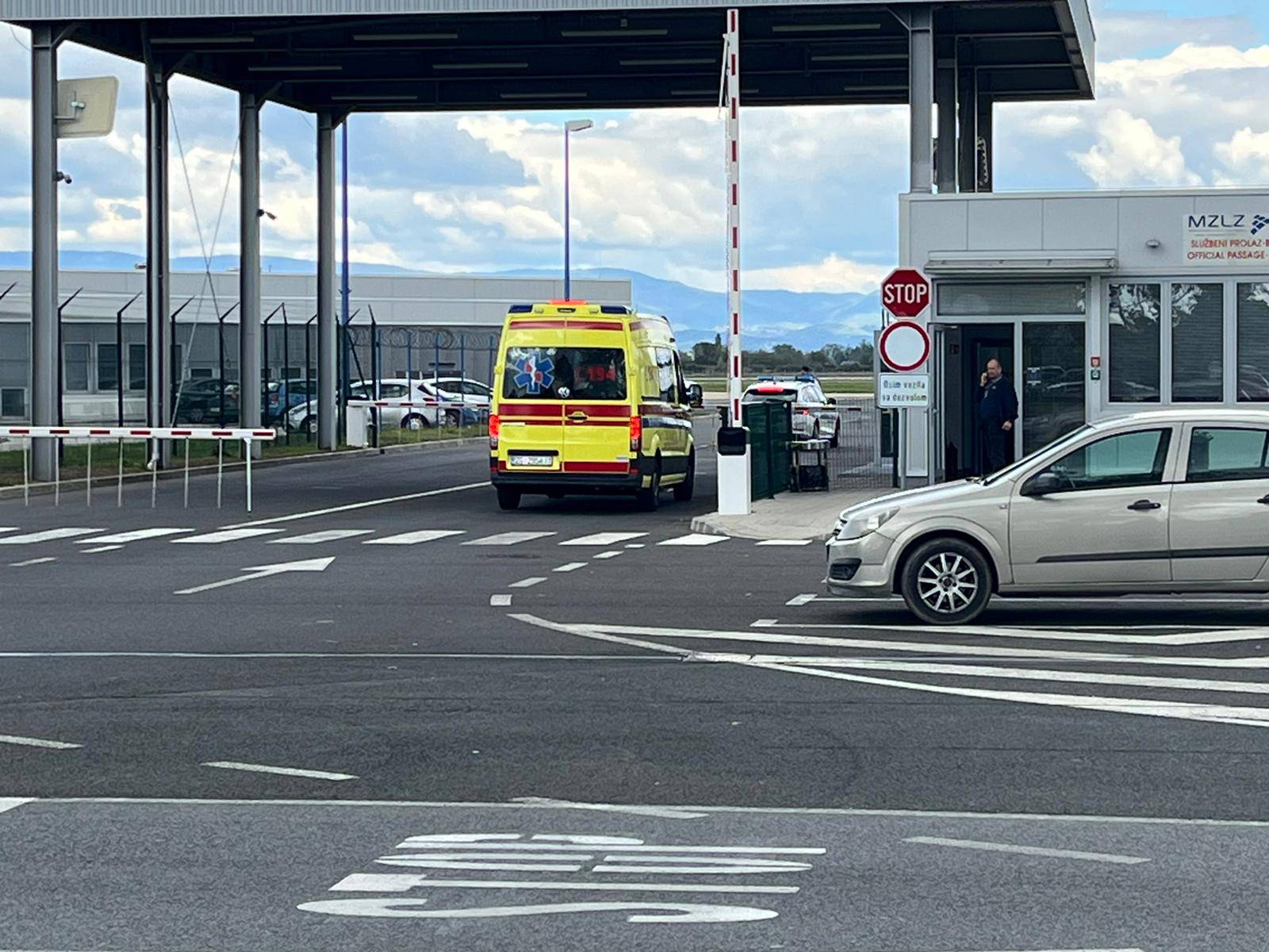 Prebeg stigao u Hrvatsku. Dočekala ga hitna pomoć na aerodromu, voze ga u bolnicu