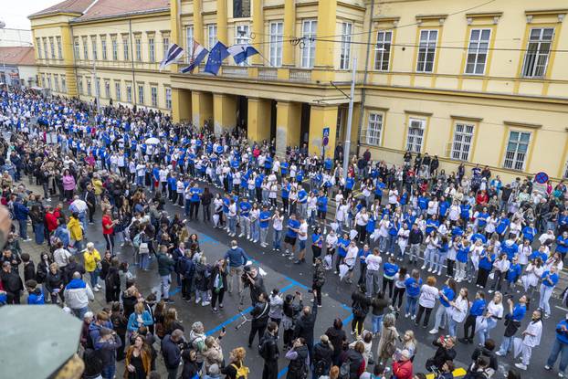 Osječki maturanti unatoč lošem vremenu plesali quadrillu u centru grada