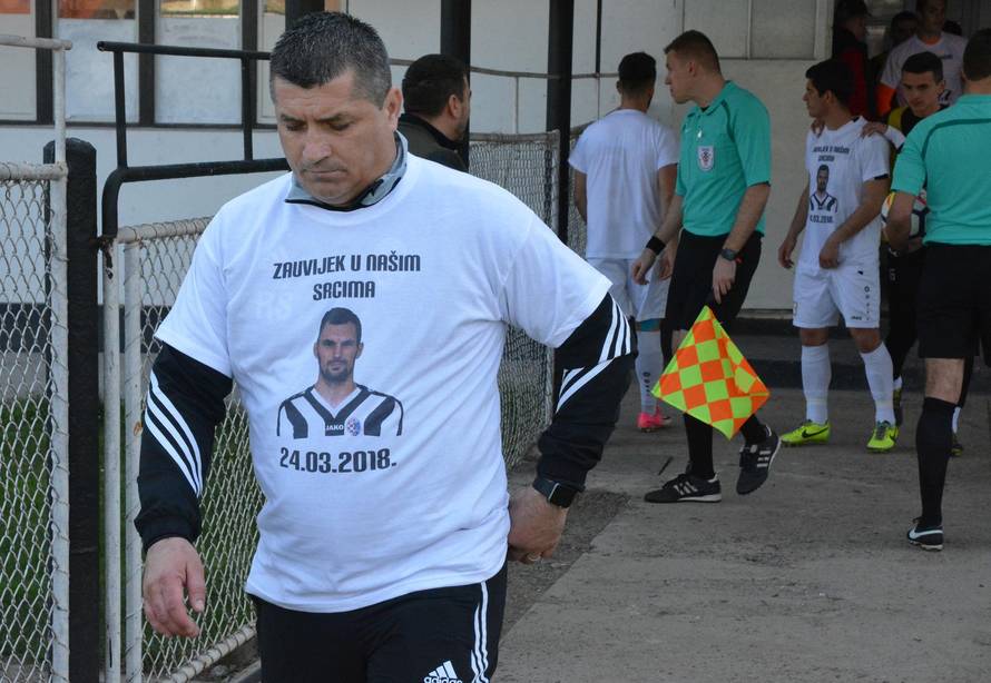 Slavonski Brod: Igrači Marsonije u susretu s Međimurjem nosili majice u spomen na Bruna Bobana