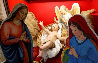 VIDEO Ovo su jaslice razdora: Nema Josipa, dvije su Marije, a svećenik iz Italije sve to brani