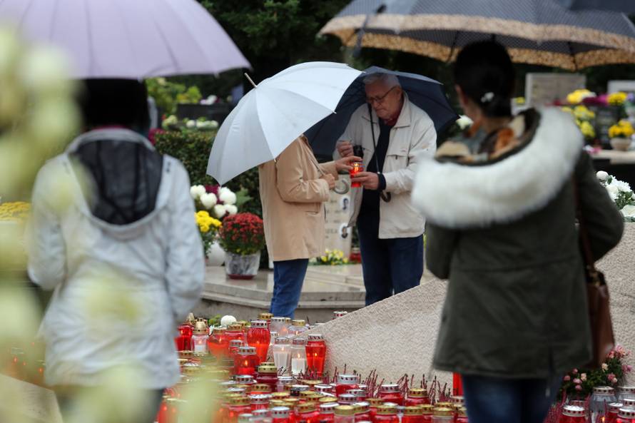 Rijeka: GraÄani po kiÅ¡i obilaze grobove na blagdan Svih svetih