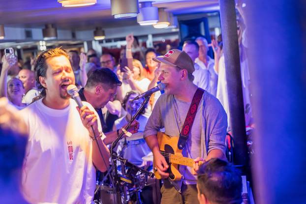 Split: Atmosfera na trajektu koji vozi na koncert Trag u beskraju
