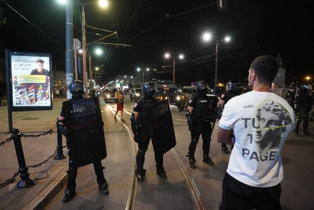 Beograd: Žandarmerija je uništila blokadu kod Strojarskog fakulteta i krenula prema Pravnom