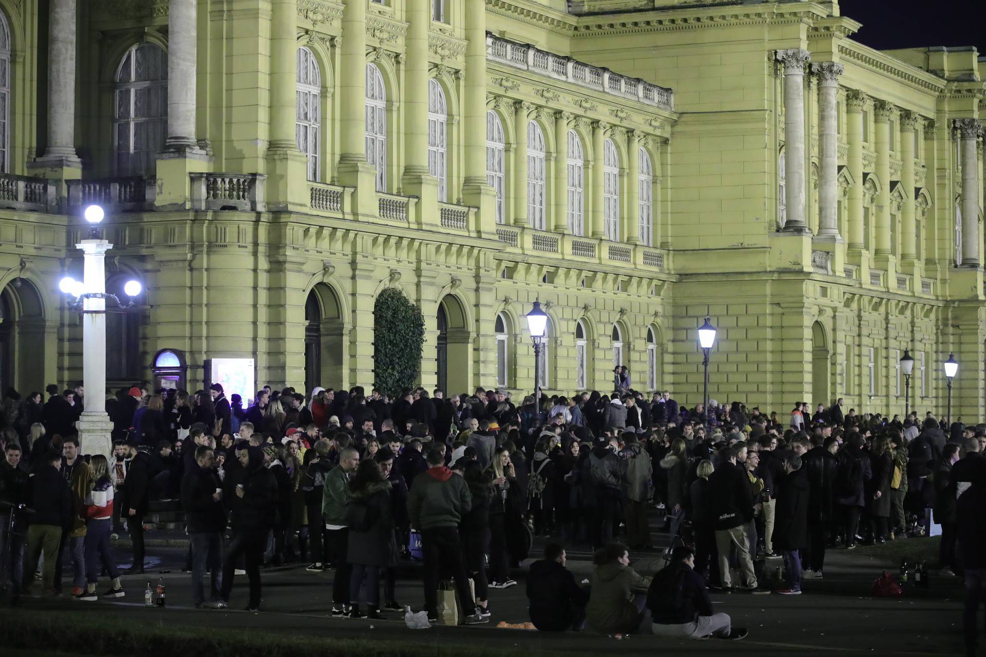 Velik broj mladih zabavlja se ispred HNK-a uz glazbu uličnih svirača