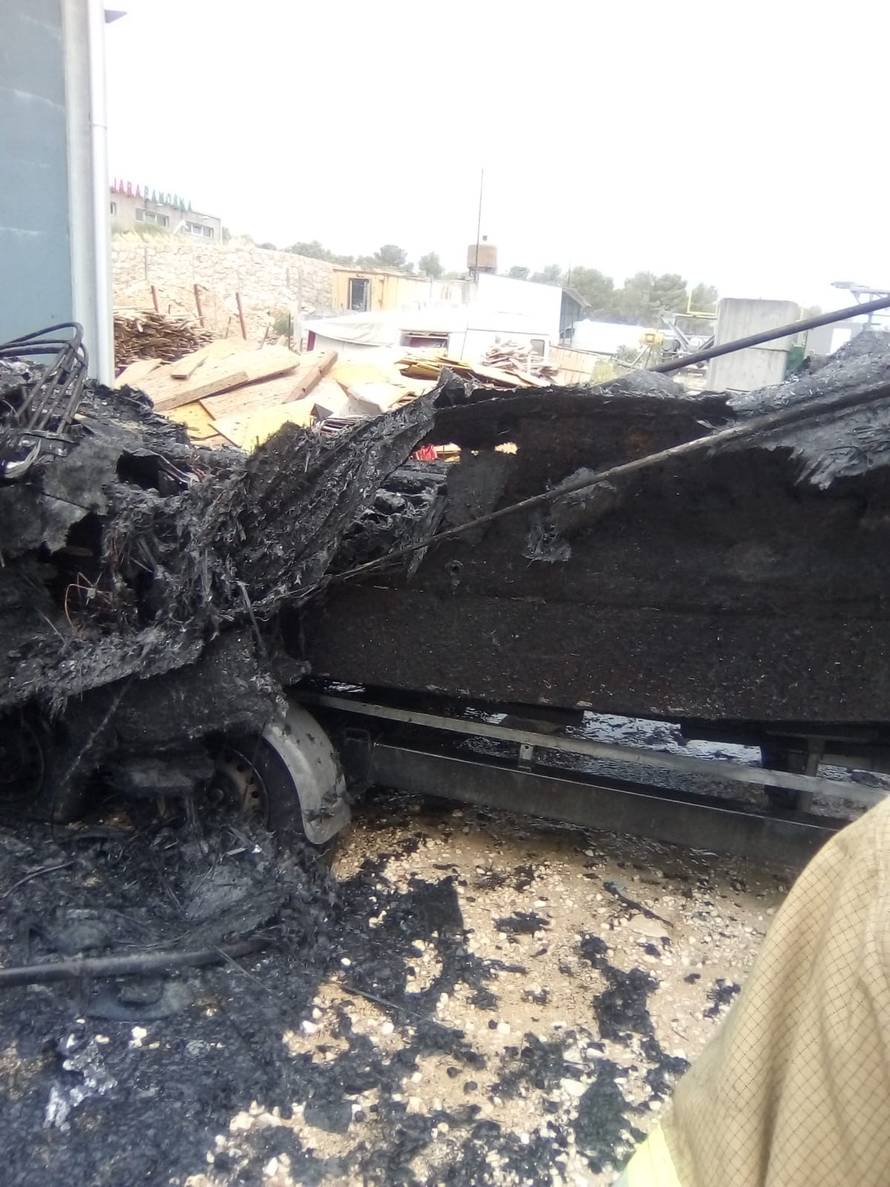 Izgorjela tri broda zbog žara, požar zbog bure prijetio kućama