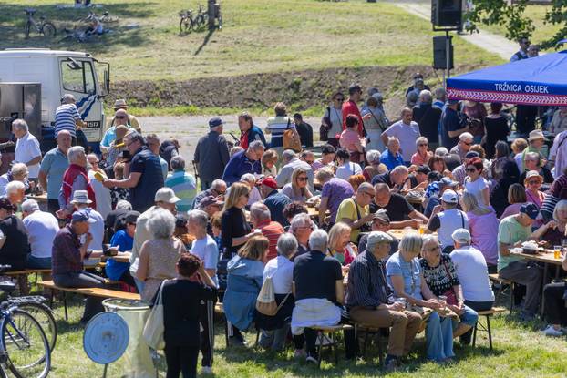 Osijek. Podjela graha na lijevoj obali Drave na Praznik rada