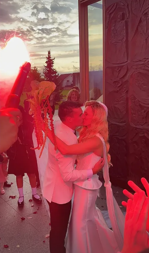 Kakav spektakl! Zvijezda serije 'San snova' i supruga 'zapalili' binu, a Hajduk bio šlag na torti