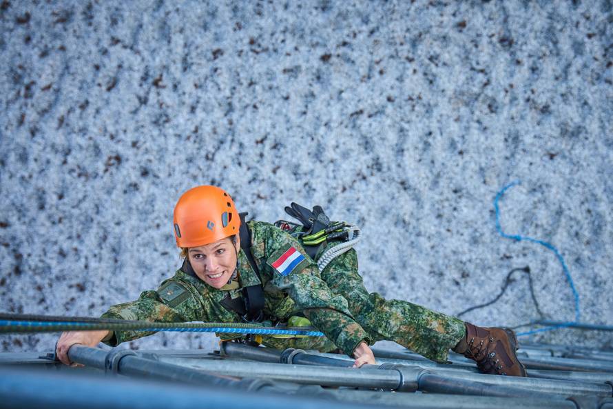 FOTO Kad u vojsku pođem... Niozemska kraljica uzela pušku u ruke  i krenula na vojnu obuku