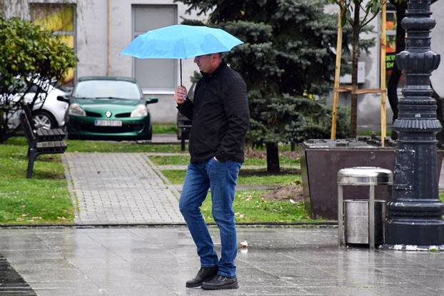 Slavonski Brod:  Kišno i tmurno proljetno poslijepodne na gradskim ulicama