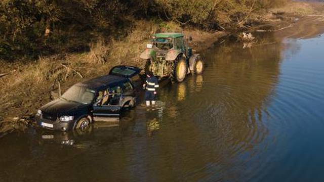 Autom zalutala u rijeku Dravu, umirovljenicu su tražili pet sati