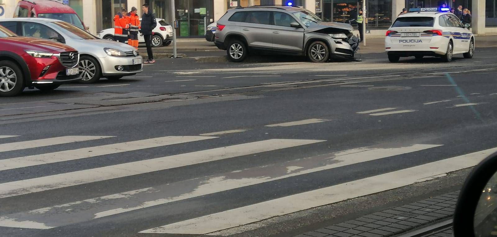 Krš i lom u Zagrebu: Sudar na jednom od prometnijih raskrižja u gradu. Dijelovi svuda po cesti