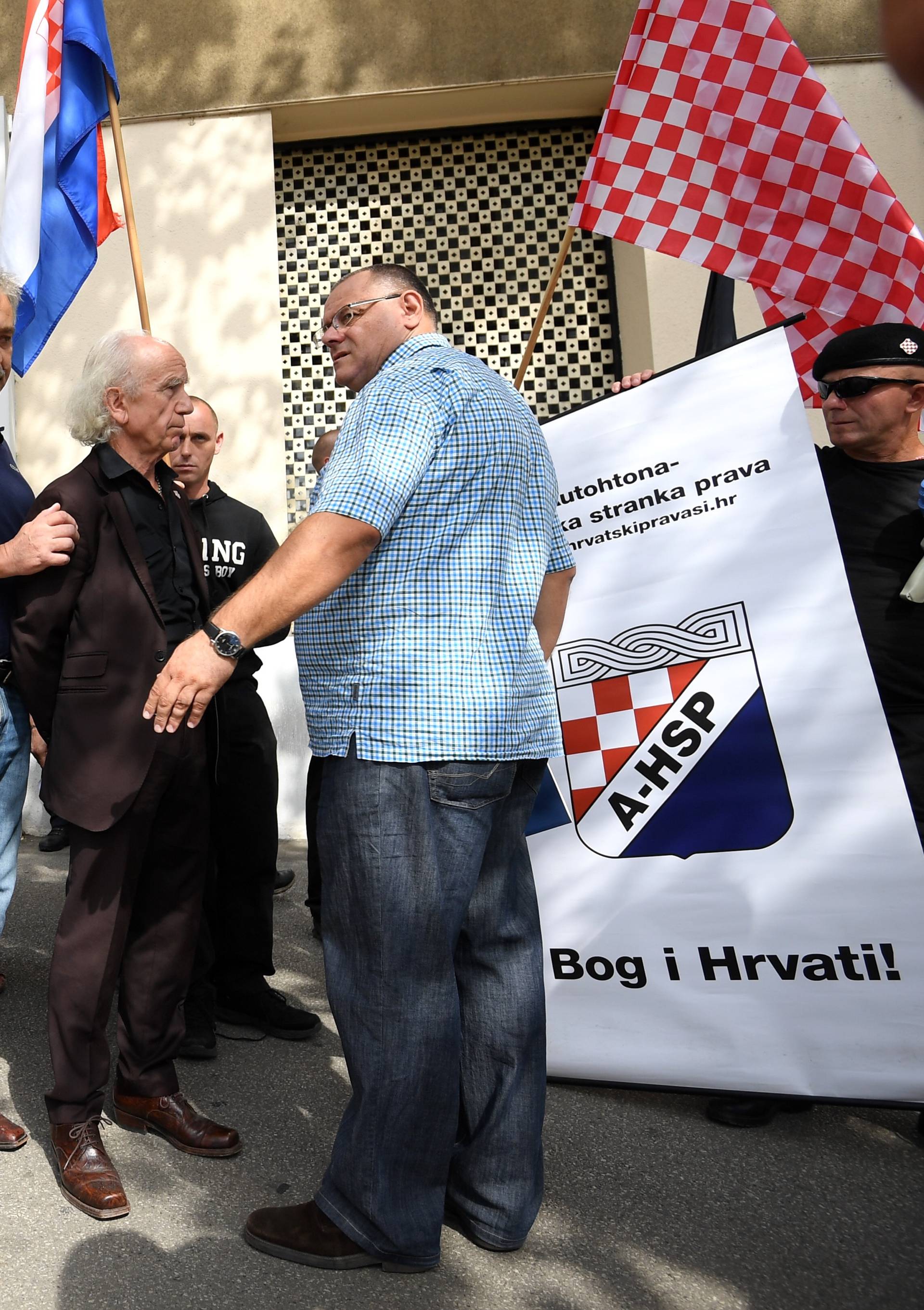Zagreb: Pripadnici HOS-a prosvjeduju ispred srediÅ¡njice HDZ-a