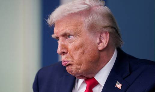 Najlak&scaron;e je re&cacute;i da je Trump poludio. Ipak, iza njega stoji Amerika koja ga slijedi i slu&scaron;a