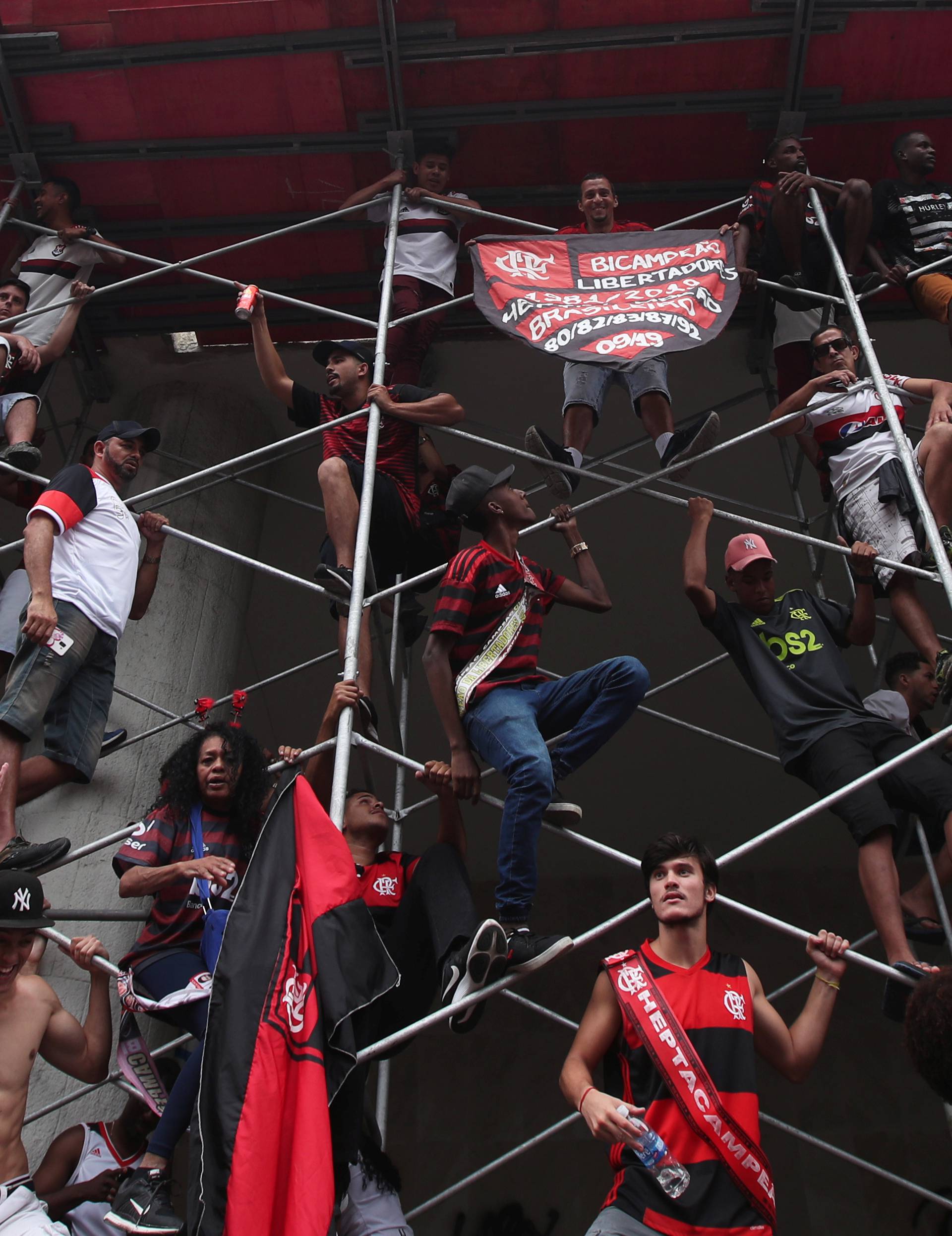 Lude scene u Riju: Rijeke ljudi slavile Flamengo pa izbio kaos