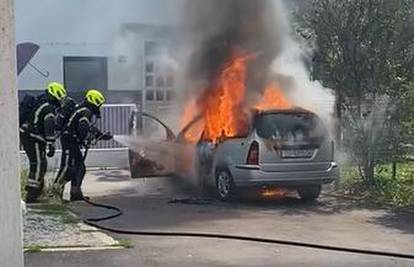 Snimka iz Sesveta: Auto mu se zapalio, izašao je na vrijeme...