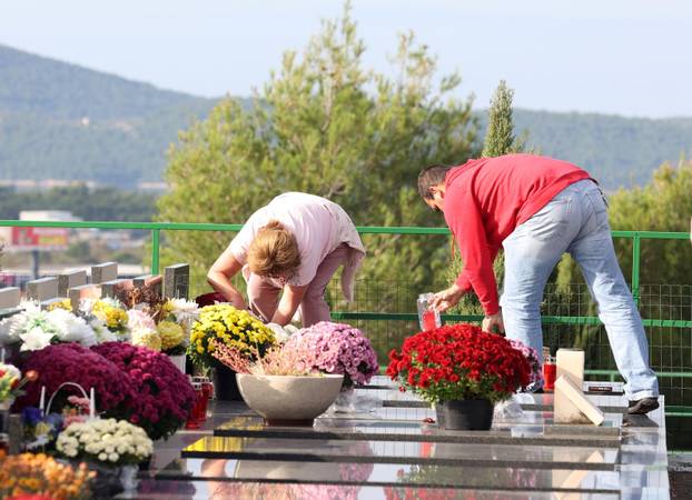 Šibenik: Na blagdan Svih svetih gra?ani posje?uju grobove svojih najmilijih