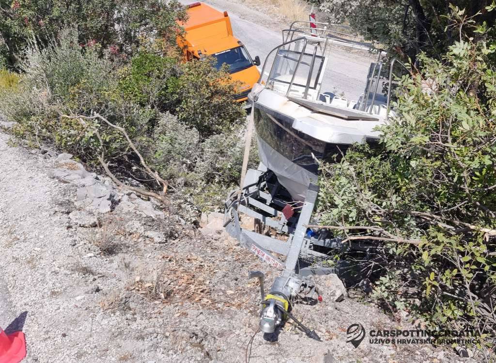 FOTO Prikolica s gliserom izletjela s ceste na Pelješcu