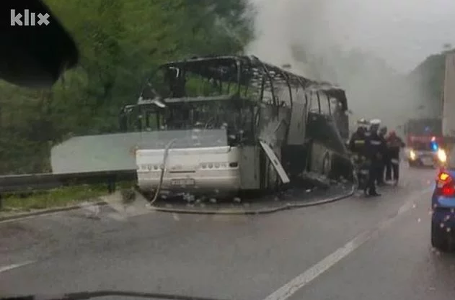 Buktinja kod Konjica: Potpuno je izgorio autobus iz Vukovara