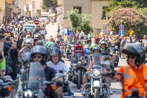 Nekoliko tisuća vlasnika Harley Davidsona prolazi kroz Pulu u defileu
