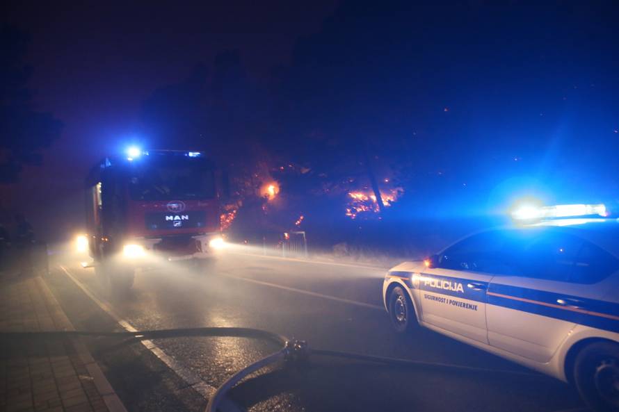 Kanader pomaže u gašenju, u Makarsku stiže i 150 vojnika